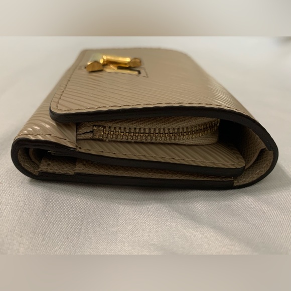 Louis Vuitton Twist Compact Wallet In Epi
leather (galet tone) - Picture 3 of 16